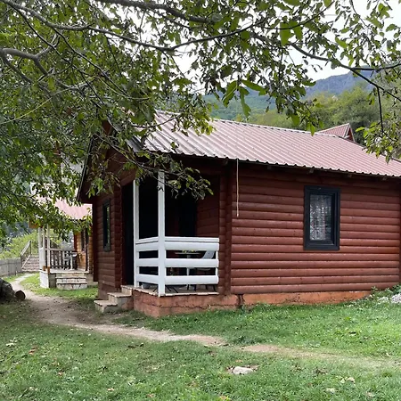 Thethi Paradise & Restaurant Farmház *
