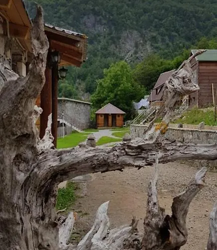 Κατάλυμα σε φάρμα Thethi Paradise & Restaurant *