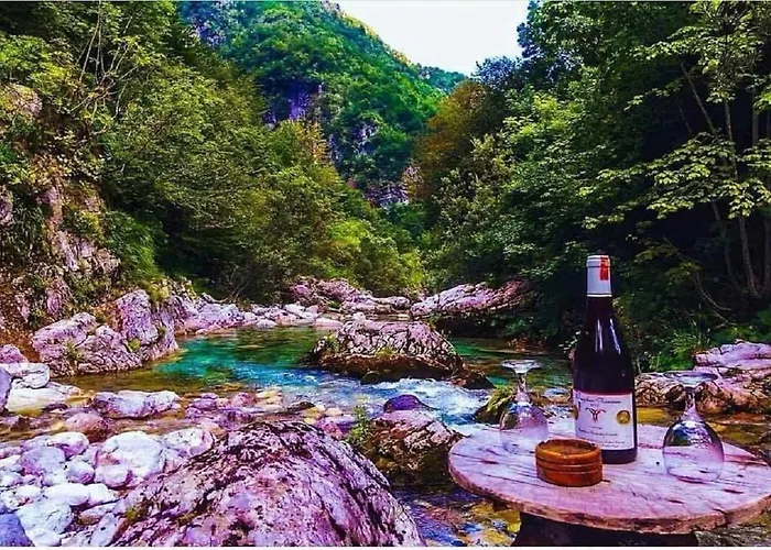 Κατάλυμα σε φάρμα Thethi Paradise & Restaurant *