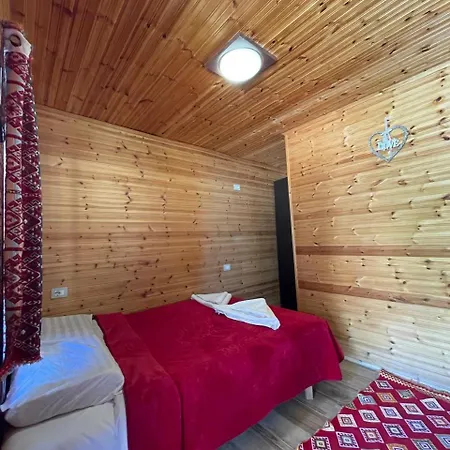 Thethi Paradise & Restaurant Farm stay *