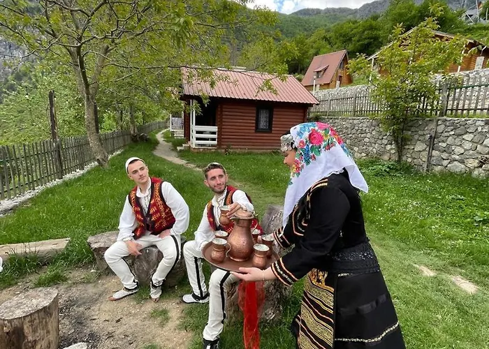 Κατάλυμα σε φάρμα Thethi Paradise & Restaurant
