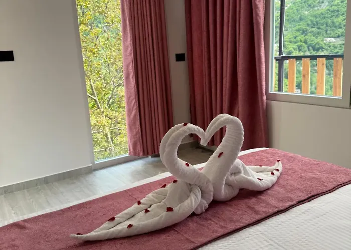 Farm stay Thethi Paradise & Restaurant *